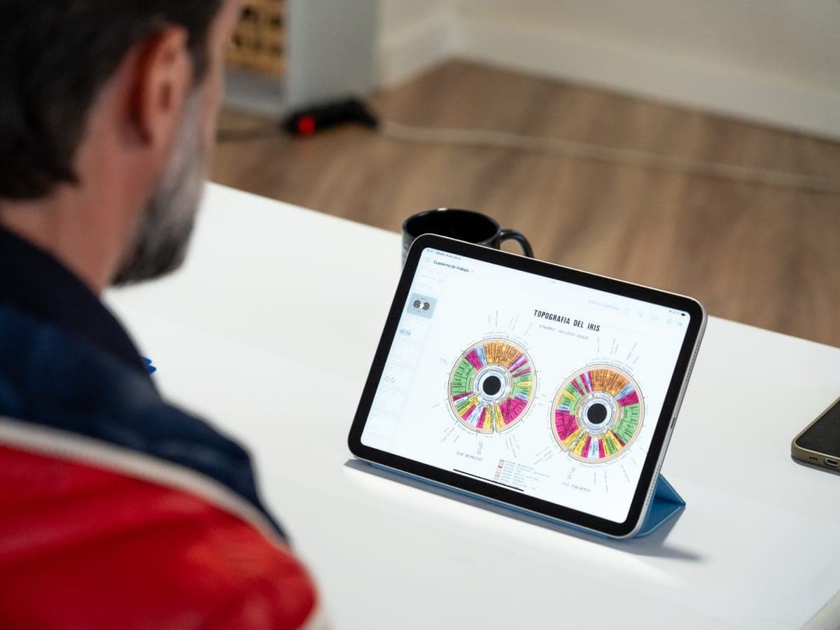 El cuaderno de trabajo del curso abierto en una tablet, con el mapa topográfico de ambos iris.