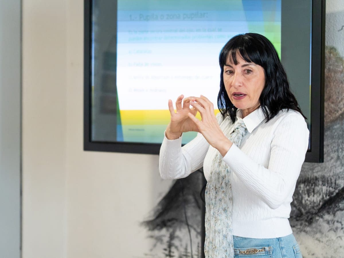 Lupe señalando una zona concreta sobre la topografía del iris proyectada en pantalla.
