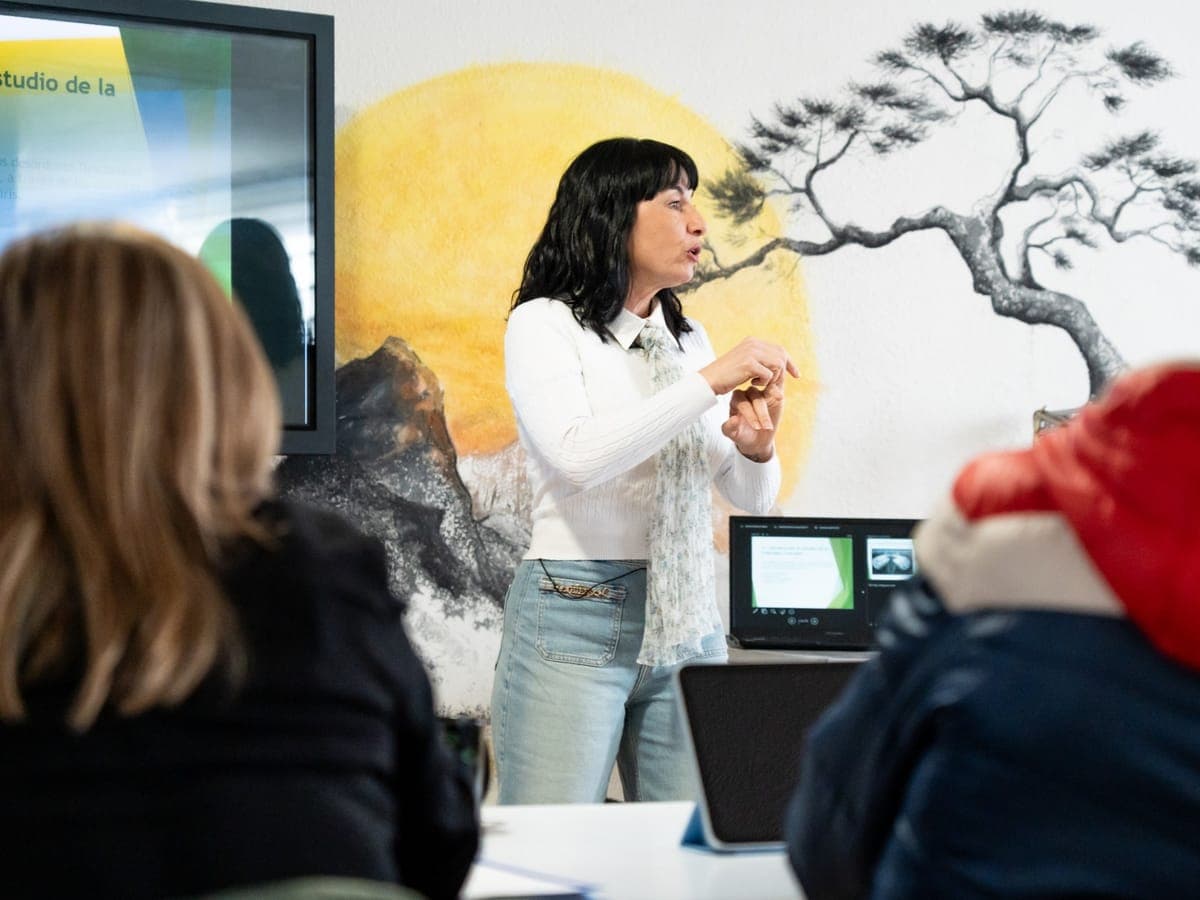 Lupe explicando a la clase cómo trasladar el análisis del iris a la consulta.